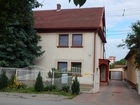 A ház az utca felől